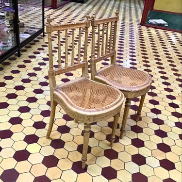 Pareja de sillas talladas con asiento enjuncado Bucarest Art Gallery