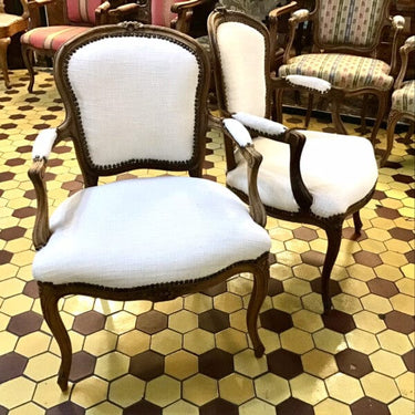 Pareja de sillones normando tapiz blanco Bucarest Art Gallery