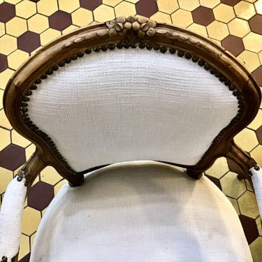 Pareja de sillones normando tapiz blanco Bucarest Art Gallery