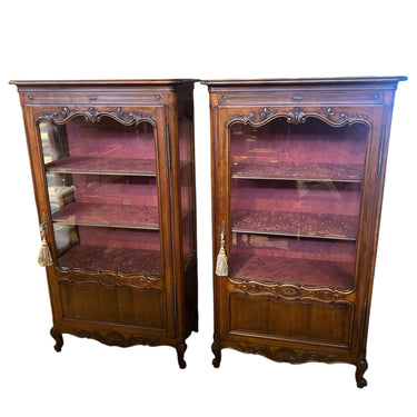 Pareja vitrinas francesas Luis XV caoba tallada y tapiz floral Bucarest Art & Antiques