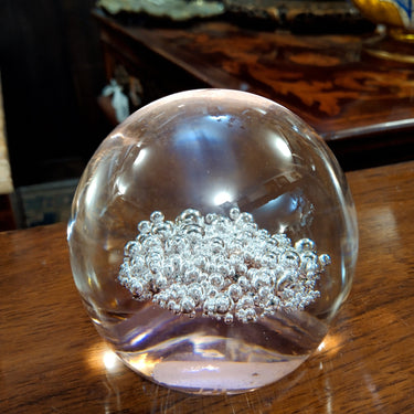 Pisapapeles de cristal burbujas Bucarest Art Gallery