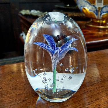 Pisapapeles de vidrio con flor Bucarest Art Gallery