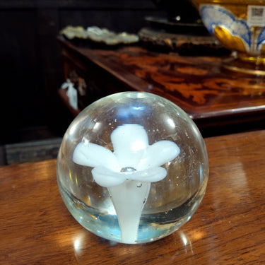 Pisapapeles esfera de cristal con flor blanca Bucarest Art Gallery