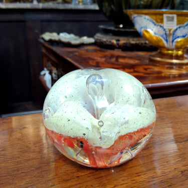 Pisapapeles esfera de cristal con flor verde y roja Bucarest Art Gallery