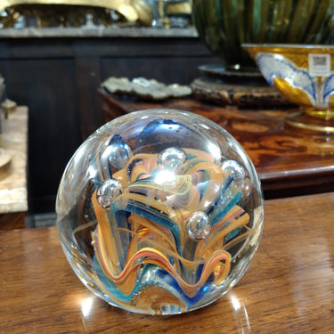 Pisapapeles esfera de cristal figuras azul y naranja Bucarest Art Gallery