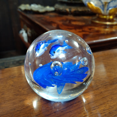Pisapapeles esfera de vidrio con peces Bucarest Art Gallery