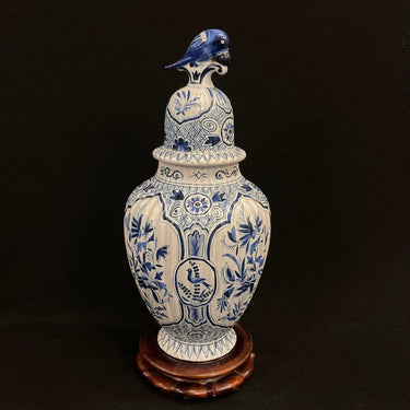 Potiche de cerámica de Delft con pájaro Bucarest Art Gallery