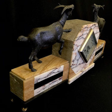 Reloj Art deco con figura de cabras Bucarest Art Gallery
