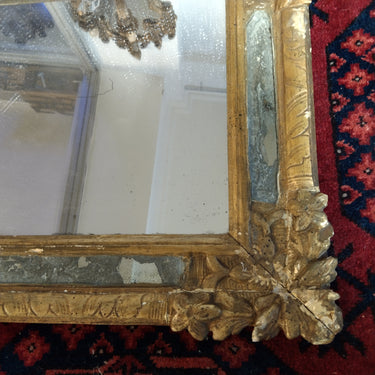 Espejo tallado en madera con bello marco aplicaciones florales y cristal