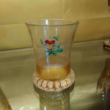 Vaso de cristal tallado amarillo y flores pintadas