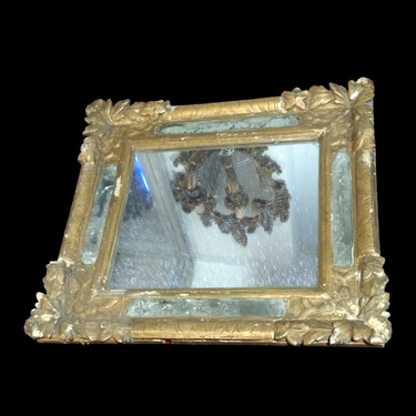Espejo tallado en madera con bello marco aplicaciones florales y cristal
