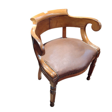 Sillón de escritorio tapiz cuero café remaches y patas torneadas Bucarest Art & Antiques