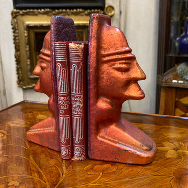 Sujeta libros Moai de cobre chileno Bucarest Art Gallery