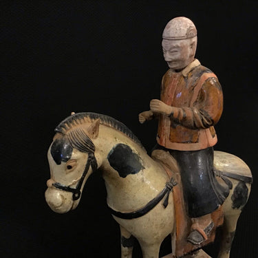 Trío de jinetes orientales en cerámica Bucarest Art Gallery