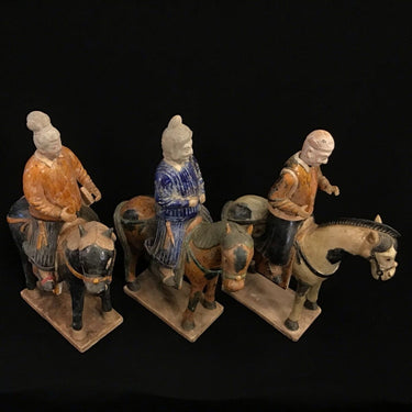 Trío de jinetes orientales en cerámica Bucarest Art Gallery