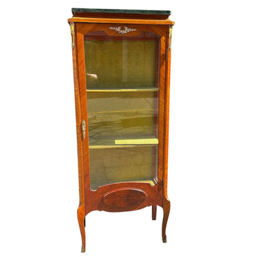 Vitrina en madera enchapada y cubierta de mármol estilo Luis XVI Colección Exclusiva