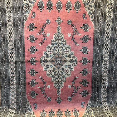 Alfombra Pakistaní de lana y seda tonos gris y rosa 160x240cm