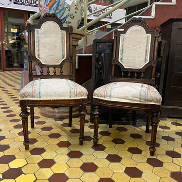 Par de sillas francesas estilo Luis XVI en madera de nogal
