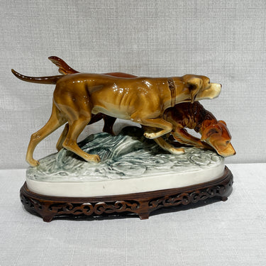 Figura de porcelana policromada Royal Dux Bohemia 'Perros de caza'