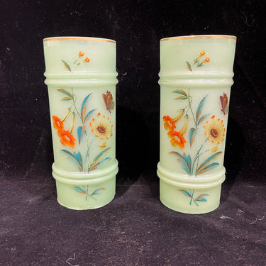 Pareja de jarrones franceses de opalina verde lima con diseño de flores silvestres y mariposas