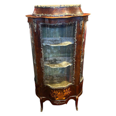 Vitrina francesa serpentine Napoleón III principios del s. XX marquetería y terciopelo Bucarest Art & Antiques