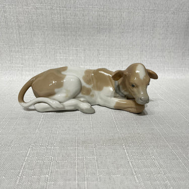 Figura vaca porcelana acabado brillante Lladró 'Ternero en reposo'