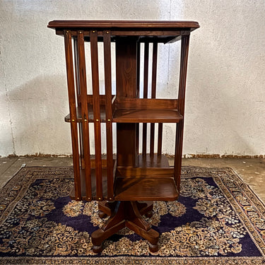 Librero giratorio Inglés en madera de nogal años 30