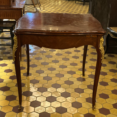 Mesa de juego francesa estilo Luis XV de caoba enchapada en madera de nogal