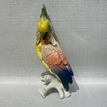 Figura de porcelana alemana Karl Ens 'Cacatúa de moño amarillo' circa 1940