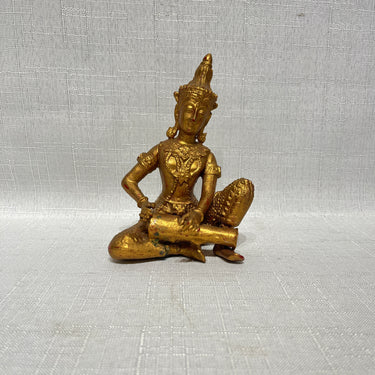 Figura tailandesa musico tocando tambor metal dorado