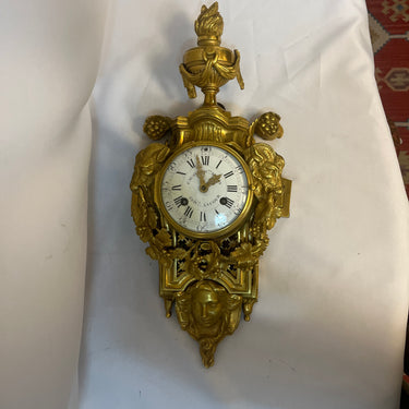 Reloj cartel d’alcôve Luis XVI en bronce ormolú con cariátide Bucarest Art & Antiques