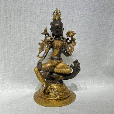 Figura tibetana de  Bodhisattva Tara en bronce dorado y café fines s.XIX