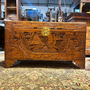 Cofre chino en madera de alcanfor tallado con dragones y navíos s. XX