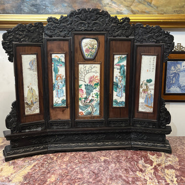 Biombo pequeño chino madera tallada a mano y porcelana con ilustraciones tradicionales