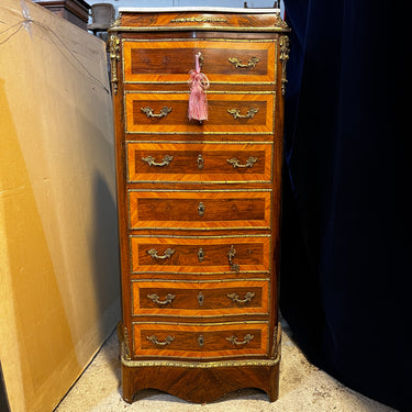 Chifonnier secretaire simulando semainier en madera chapada, metal dorado y mármol blanco