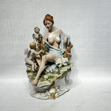 Figura de biscuit Capodimonte 'Dama y querubines'