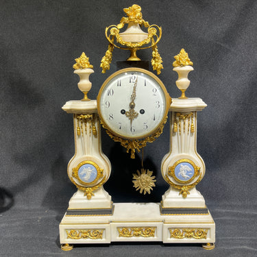 Reloj inglés de sobremesa estilo Neoclásico y garnitura circa 1900 con detalles Wedgwood