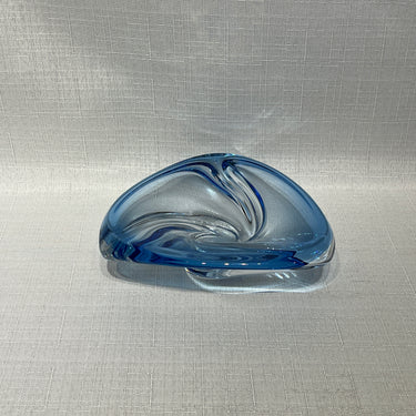 Vide-poche francés de cristal diseño espiral azul belga años 70