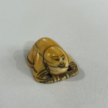 Netsuke de hueso Monje en posición de oración