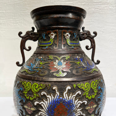 Jarrón cloisonné bronce con diseño floral