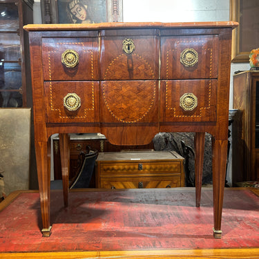 Cómoda francesa estilo Transición marquetería trampantojo circa 1900