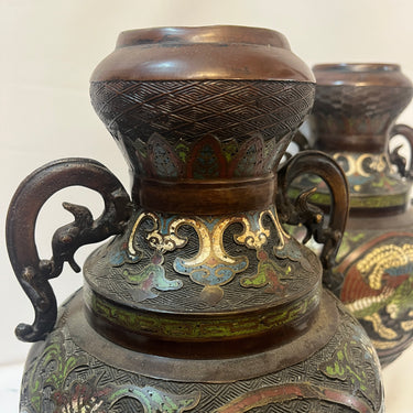 Pareja de jarrones cloissoné chino en relieve con asas principio s.XX Bucarest Art & Antiques