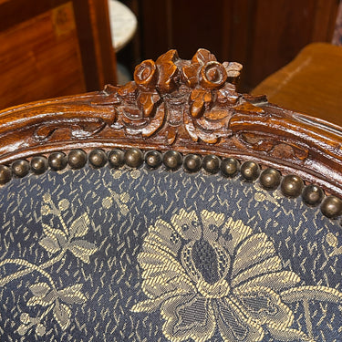 Par de sillones franceses Luis XV en nogal tallado tapiz azul ultramarino Bucarest Art & Antiques