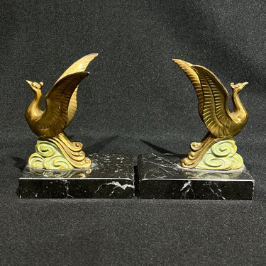 Sujetalibros francés con figuras de aves en metal dorado y base de mármol circa 1930