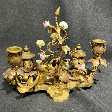 Conjunto de tintero y candelabros de bronces franceses con ornamentación floral de porcelana