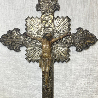 Cristo en la cruz de plata y madera 1900