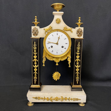 Reloj de péndulo Portique de mármol negro, blanco y bronce estilo Directorio Bucarest Art & Antiques