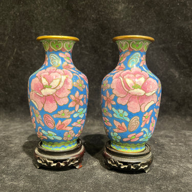 Par de jarroncitos chinos bronce cloissoné diseño floral con peana mediados SXX