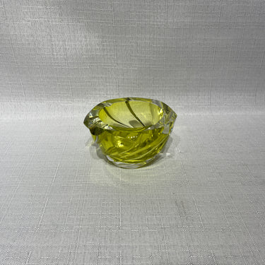 Centro de mesa de cristal amarillo con relieves en espiral Art Deco años 60