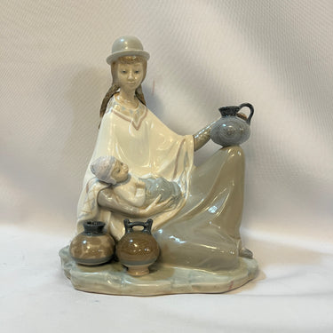 Figura de porcelana Lladró 'Joven peruana con bebe' Bucarest Art & Antiques